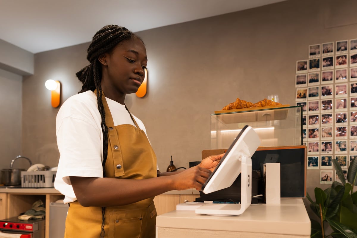 Medarbejder der bruger STACKD i en moderne café